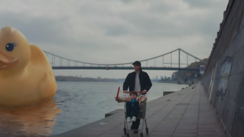 Французький репер Orelsan "підірвав" інтернет політичним кліпом, знятим в Києві