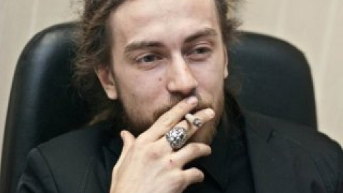 Оригинальная "Вечеринка" вышла в 2000 году, когда певцу было 16 лет, и стала хитом; в свою рекламу песню взяла компания Pepsi.