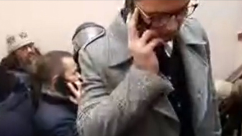 Адвокат Саакашвілі знаходиться біля входу в квартиру. Скріншот відео