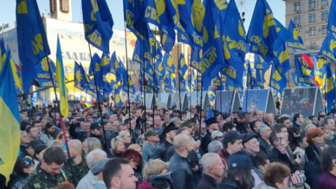 2 тыс. активистов "Свободы" идут шествием к зданию Рады