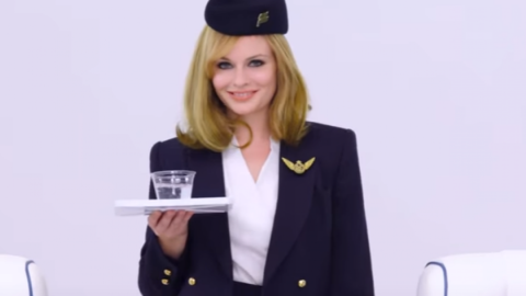Форма стюардес стрімко змінювалася. Скріншот відео youtube Condé Nast Traveler