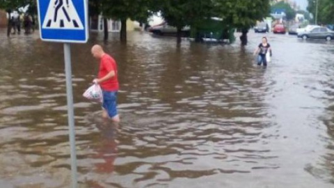 Потужна злива з градом затопила Харків