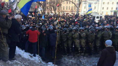 Учасники акції стверджують, що вони хочуть, щоб президент Порошенко підтримав блокаду ОРДЛО. Фото: pravda.com.ua