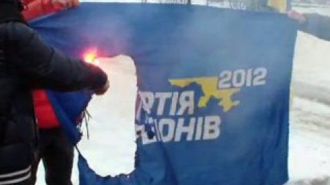 Сожжение флага ПР в Хмельницком. Скриншот с видео на YouTube
