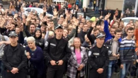 З'явилося відео натовпу охочих потрапити в новий торговий центр у Львові