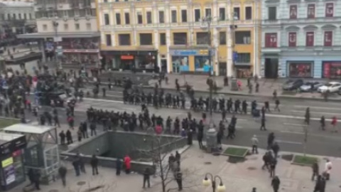 На початку колони йдуть близько 30 співробітників поліції.. Скріншот відео