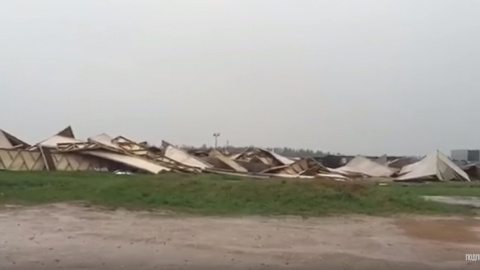 Ураган зруйнував 44-метрову піраміду в російському Підмосков'ї і звалив баштовий кран