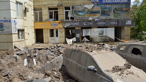 Внаслідок пориву труби постраждали машини