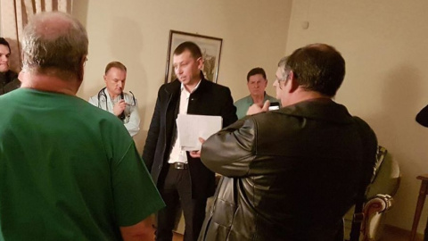 Детективи прорвалися в шикарну палату Насирова. Фото: facebook.com/profile.php?id=100001269912329