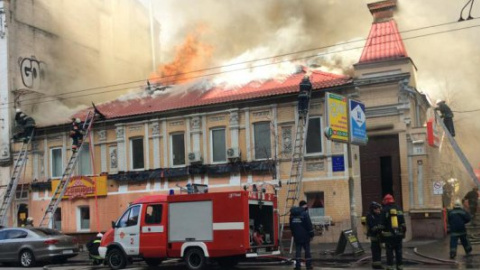 У центрі Києва горить будинок