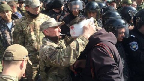Представники Автомайдану побилися з поліцейськими під Адміністрацією Порошенка