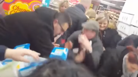 У Франції люди в супермаркеті влаштували тисняву і билися за Nutella, що подешевшала