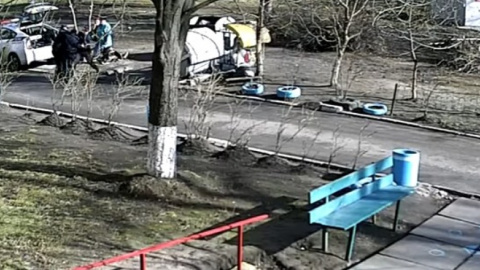 Поліцейські побили чоловіка. Скріншот відео