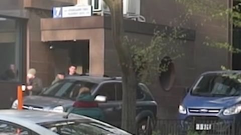 Мартиненко посадили в автомобіль. Скріншот відео