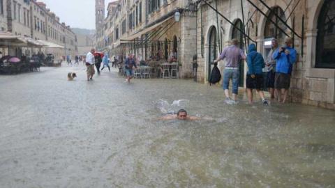 Турист проплив по вулиці в Дубровнику. Фото: thedubrovniktimes.com