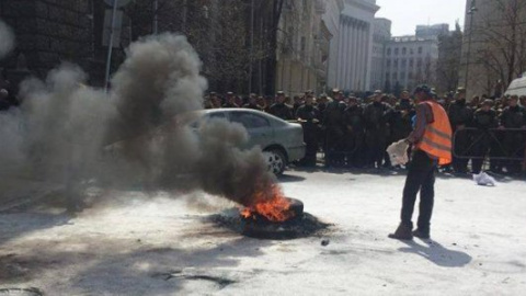Активісти Автомайдану підпалили шини біля Адміністрації Президента