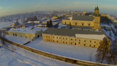 На відео відображені вулиці міста і середньовічний замок. Скріншот Youtube