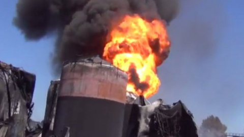 Над нефтебазой под Киевом вновь столб черного дыма – пожар возобновился