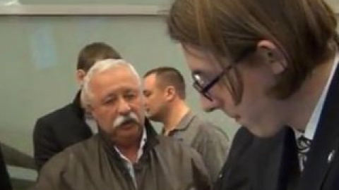 Авиакомпания назвала поведение Якубовича хамским. Кадр из видеоролика на Youtube.