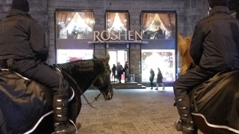 Конная полиция на страже Roshen