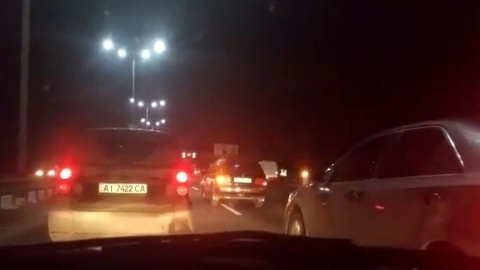На Бориспільській трасі сталося ДТП. Скріншот відео 
