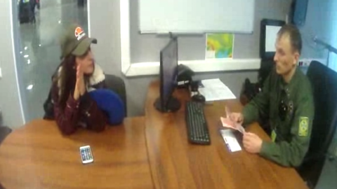 Христині Сі оголошують про заборону на в'їзд. Скріншот відео