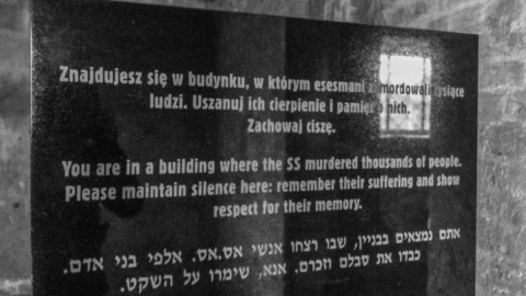 Табличка на вході просить зберігати мовчання. Фото: twitter/auschwitzmuseum