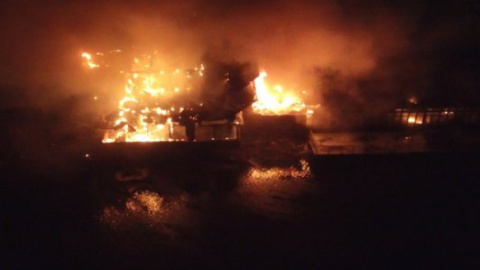 Масштабну пожежу в ресторані на воді в Києві показали зверху
