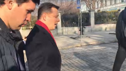Ипровизированное інтерв'ю в гонитві за політиком. Скріншот відео