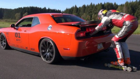 ​Знаменитый роллер набрал 200 км/час, уцепившись за 600-сильный Dodge