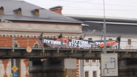 У Москві затримали людей, вивісили банер "Путін – це війна". Скріншот відео YouTube