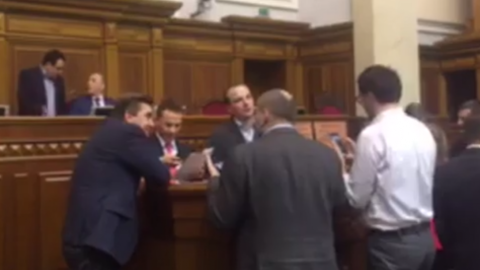 Блокування трибуни в Раді. Скріншот відео