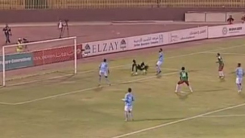 ​Вратарь забил мяч в свои ворота ударом через себя
