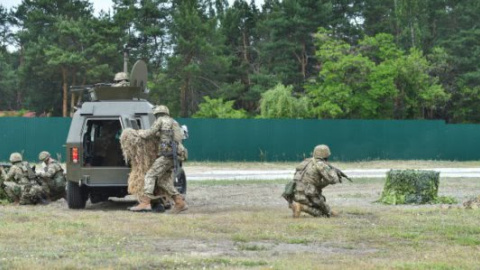 Прикордонники продемонстрували Порошенку найкращі якості своїх собак