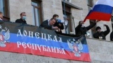 Сепаратист упал с заводской трубы, вешая флаг ДНР