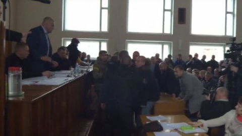 Бійка в міськраді Сміли: чиновник побився з представником "Правого сектору"