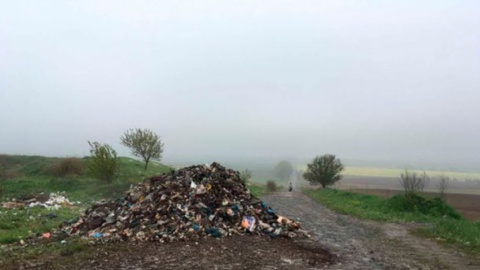 Львівський сміття в селах Рівненської області. Фото: rv.npu.gov.ua