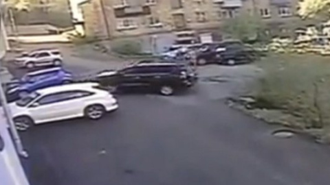 ​Девушка "уделала" новенький Lexus за 15 секунд во дворе