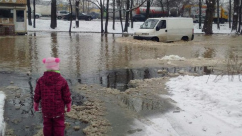 У Голосіївському районі потоп: через аварію вода зірвала асфальт 
