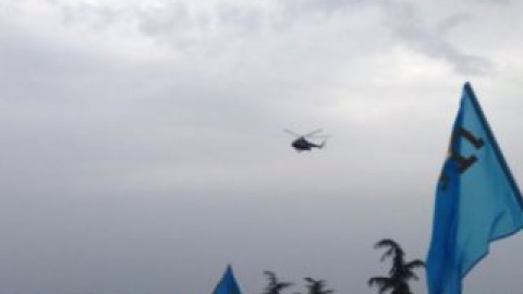 Вертольоти літали дуже низько протягом усього траурного заходу, заглушуючи промовців.