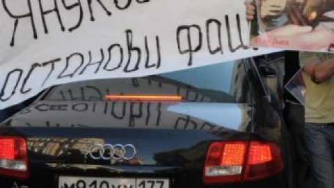 В то же время "Черный комитет" с "Народным рухом Украины" раздавали листовку "5 признаков фашизма", согласно которой шаги действующей власти подобны фашистским.