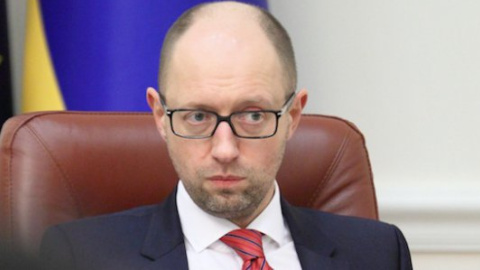 ​Бабуся затримала кортеж Яценюка, поки ДАІшник влаштовував йому "зелену хвилю"