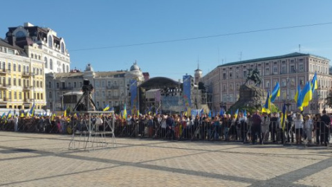 На Софійській площі підняли Державний прапор