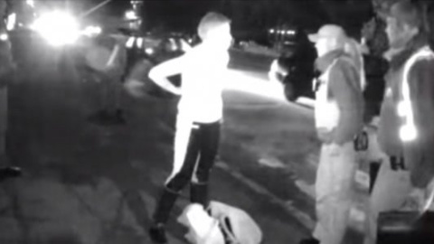 Опубліковано відео, як чиновниця в Ужгороді спокушає патрульних