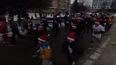 Благодійний забіг відбувся в святкових шапочках. Скріншот відео
