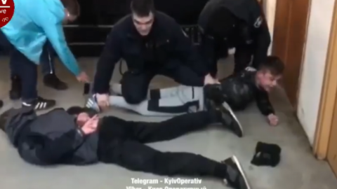 Дівчата-підлітки почали бігати по магазину і ламати вітрини. скріншот facebook.com/KyivOperativ