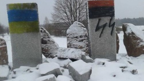 Меморіал розбили і розмалювали. Фото: galinfo.com.ua