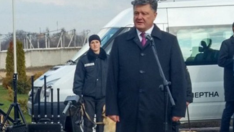 У Харкові Порошенко розгорнув прапор із залу суду над Савченко