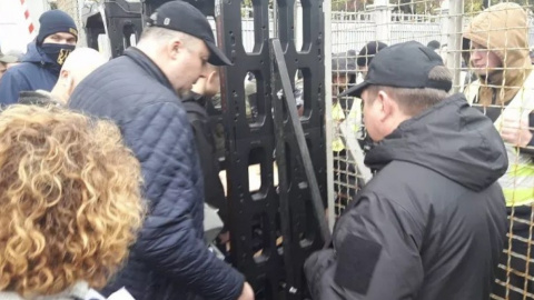 Біля Верховної Ради поліція блокує машини "Автомайдану" і забирає у мітингувальників молотки