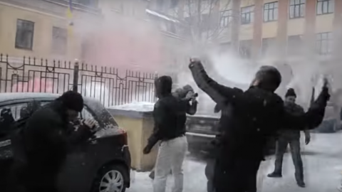 Радикали під консульством. Скріншот відео